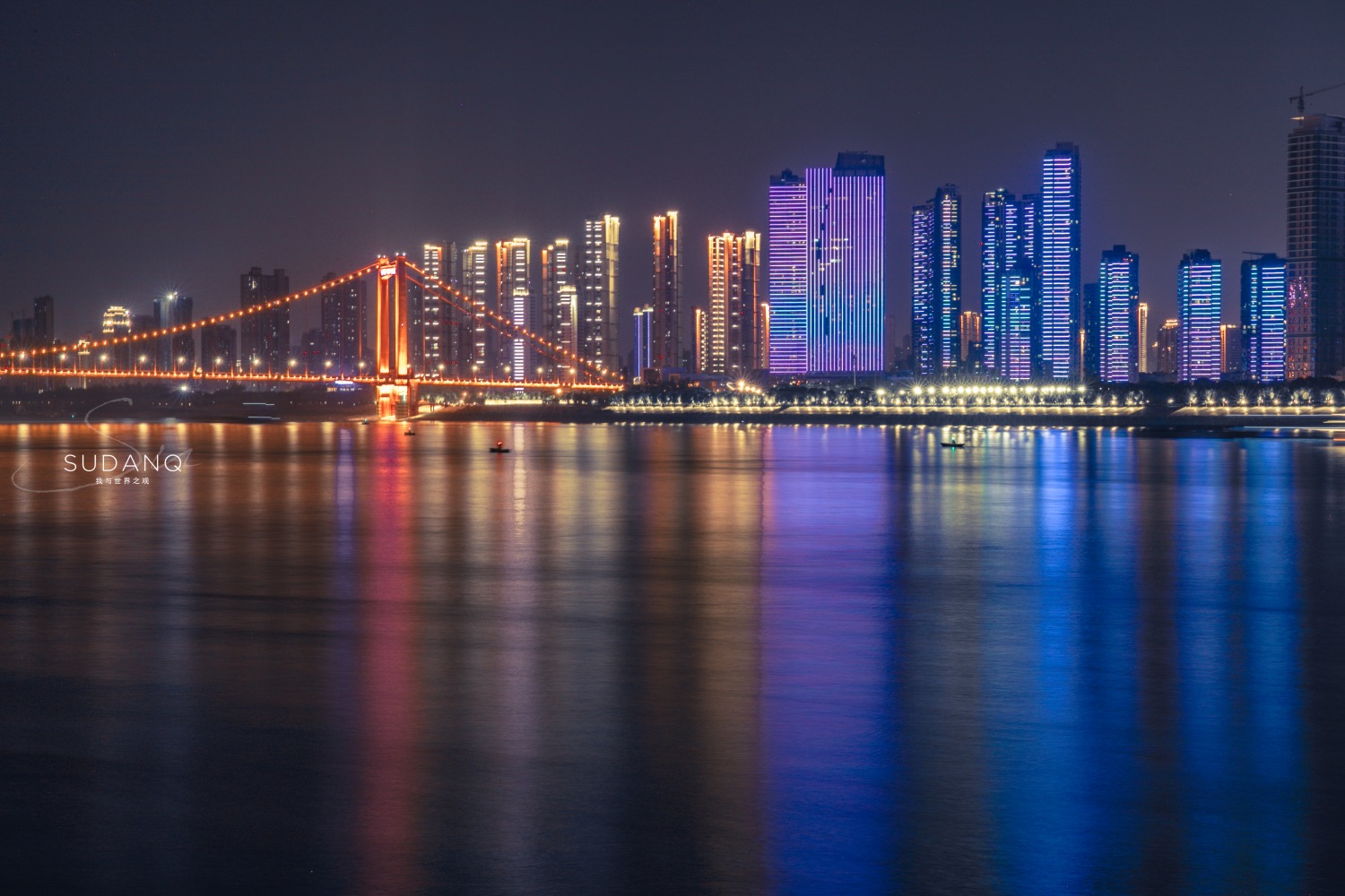 它是万里长江上的第一座大桥,是武汉最美的夜景之一,令人骄傲