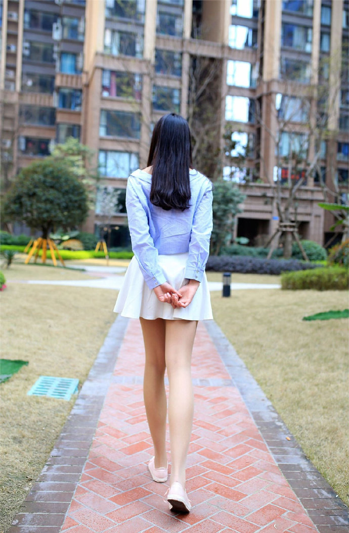 肉色丝袜小姐姐眼神里充满了忧郁