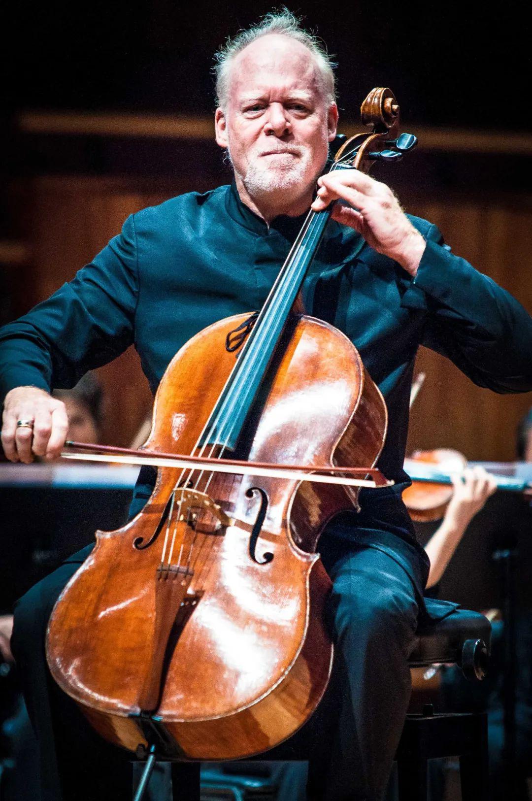 他的脸颊写满伤感,泪珠不时从眼眶浮出……_林恩·哈雷尔