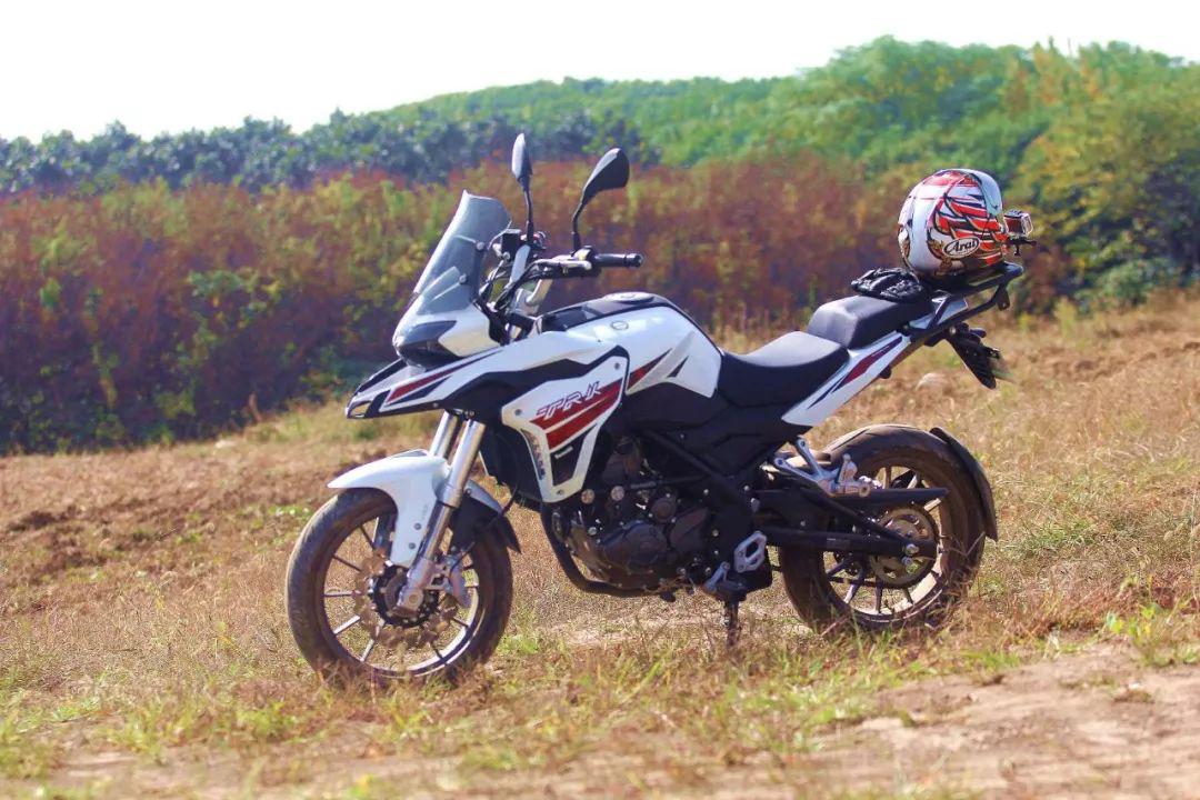 财智评测兼顾公路旅行的小拉力贝纳利小金鹏trk251