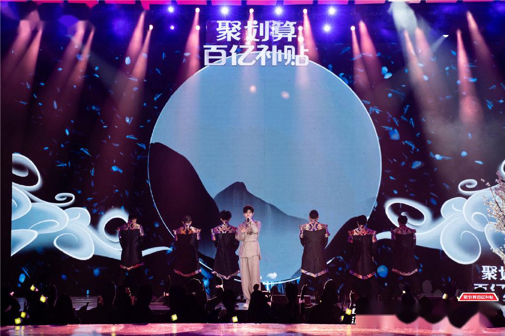 任嘉伦青春选择之夜舞台照宣传片出炉这的确是同一个人鹅