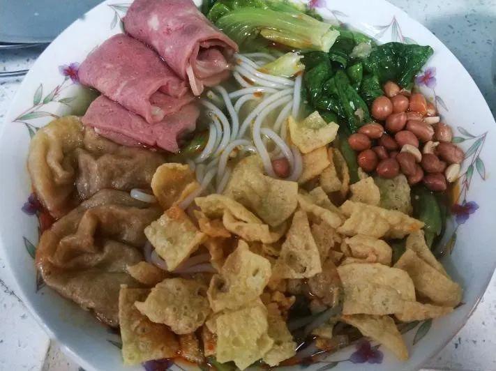 螺蛳粉:不想臭味熏人就不放酸笋,还可以配上生菜培根面筋泡等辅料