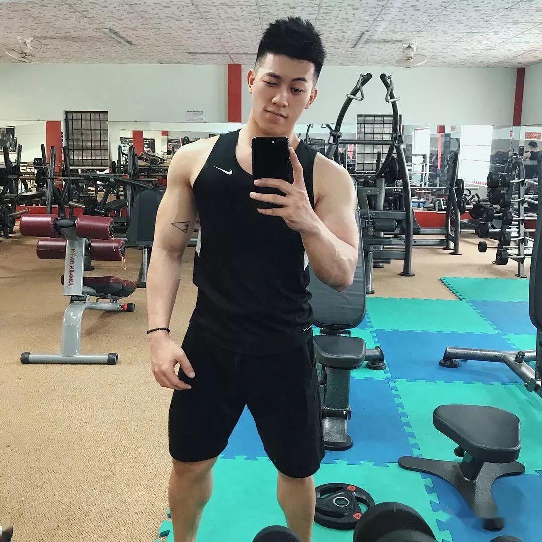 28岁越南头号肌肉网红大粗腿实力超群