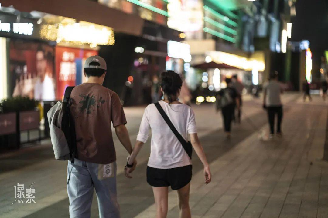 疫情逐步缓和,青年男女漫步广州街头,享受久违的夜晚