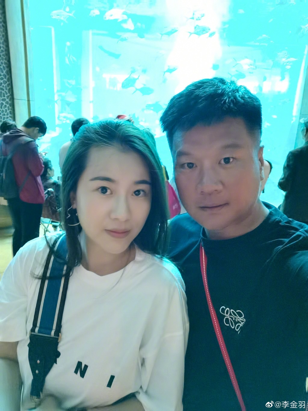 李金羽晒一家三口合影 携娇妻爱子畅游水族馆(图)