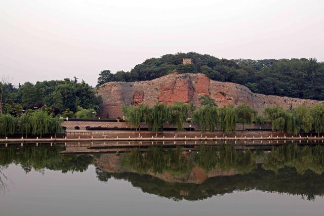 原创65米高的小山丘,诸葛亮为什么称它龙盘虎踞?孙权曾在此抗曹