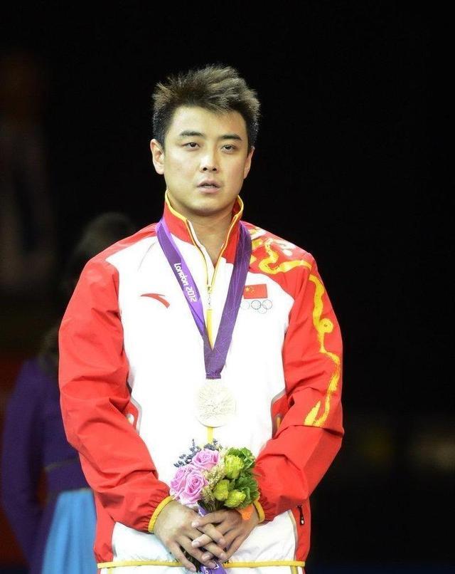 尴尬至极王皓娇妻与男伴贴身热舞王皓全程黑脸