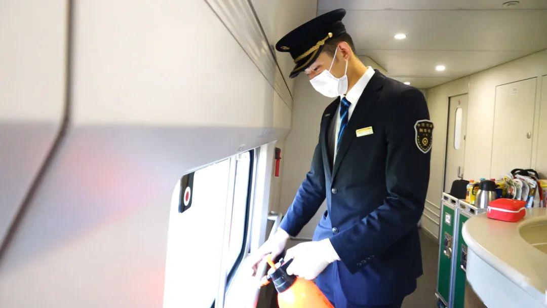 今天21:30丨95后"网红"列车长:疫情严重时,他选择坚守岗位不回家_马良