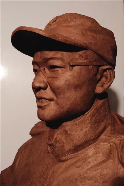 这个雕塑将使英雄的精神得以长存——广州日报_许鸿飞