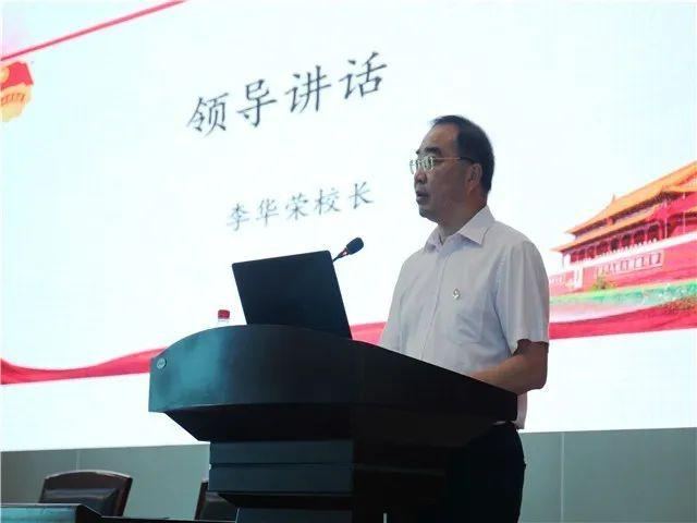 庄严的升旗仪式之后,贵阳一中李华荣校长上台发表讲话.