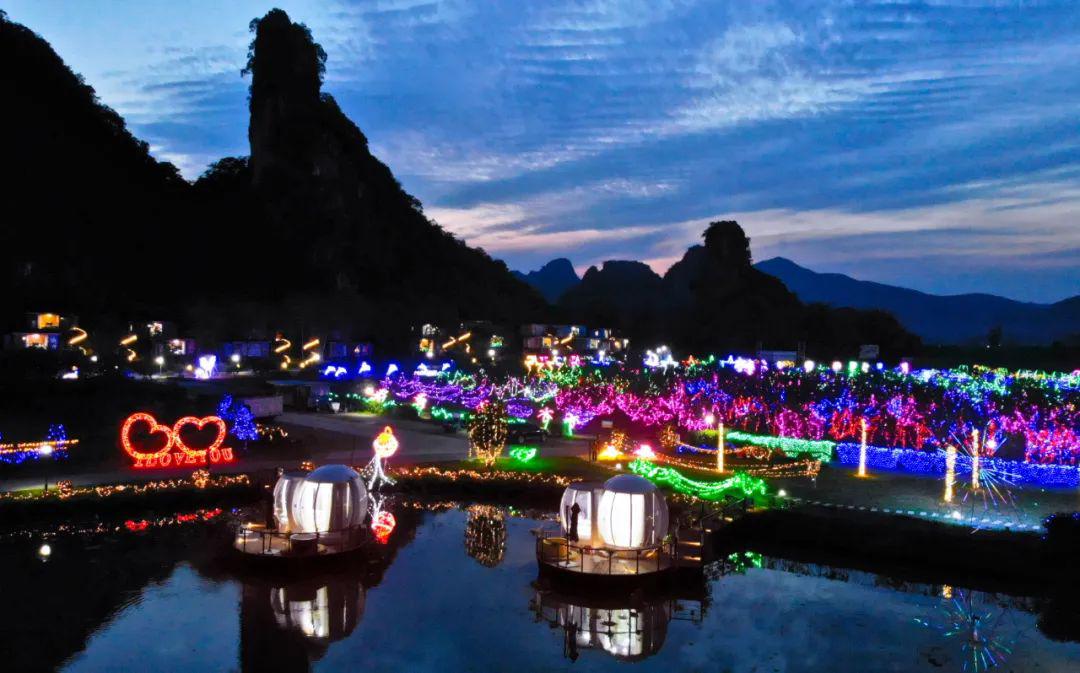 峰林小镇梦幻水幕电影灯光秀,门票免费送送送,先到先得!
