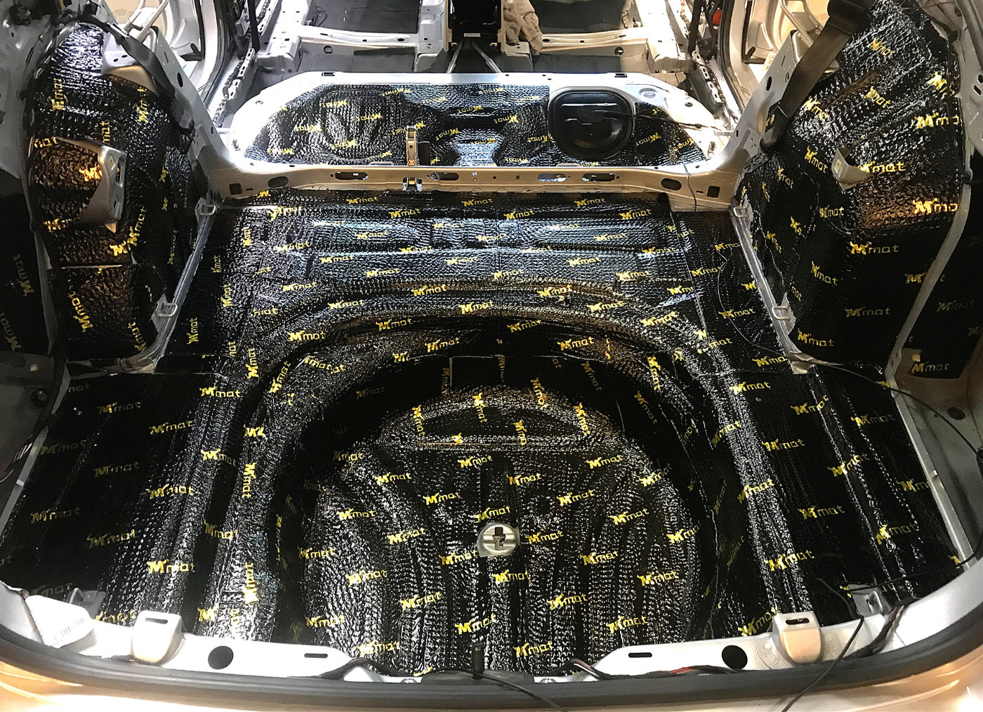 西安至乐汽车音响改装俱乐部斯柯达明锐汽车隔音升级揪出噪音来源