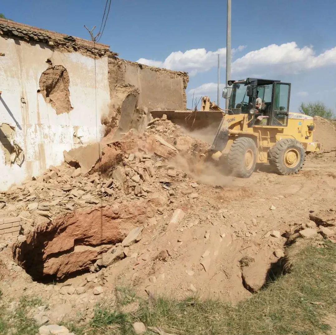 西吉全县各乡镇农村危旧土坯房拆除正在进行中