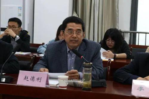 很年轻就评了副教授的赵德利老师教授我们《民间美学》,让我印象最深