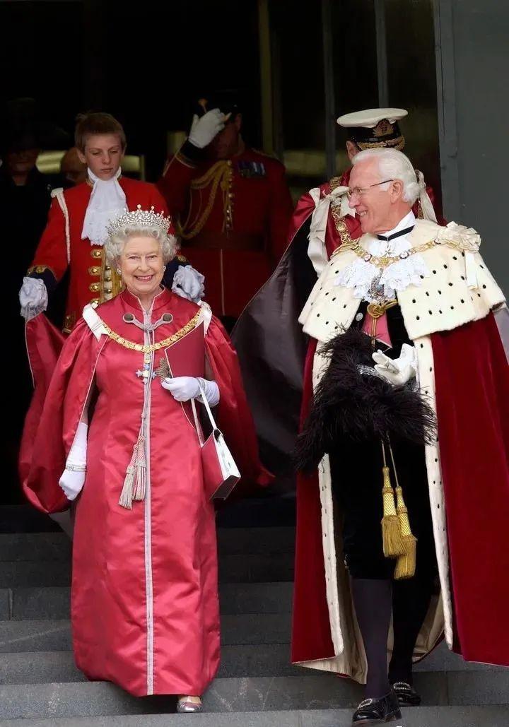 时尚资讯英国女王穿衣史件件经典如同看完英国近百年历史