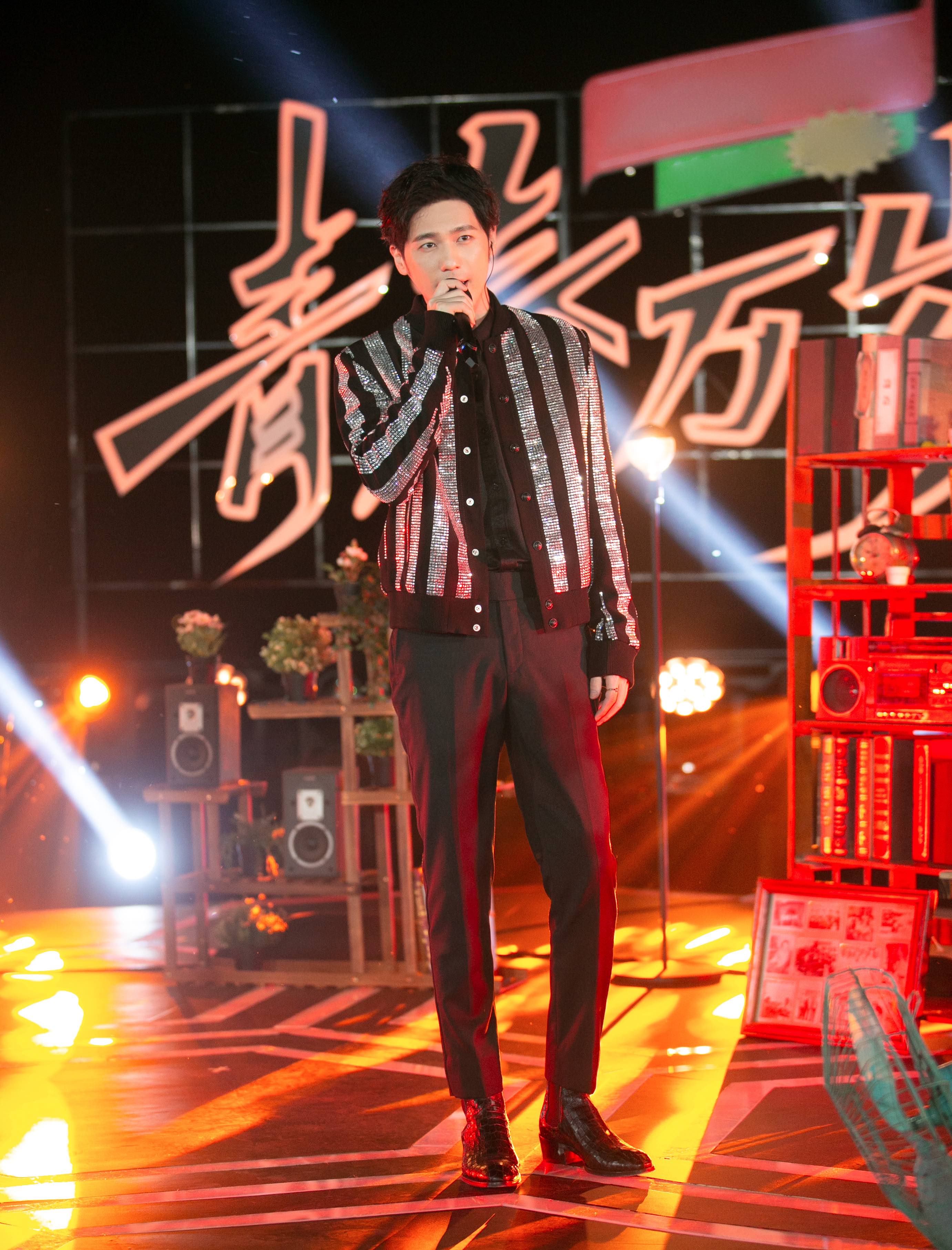 白宇受邀湖南卫视五四晚会天台高歌诠释坚定青春