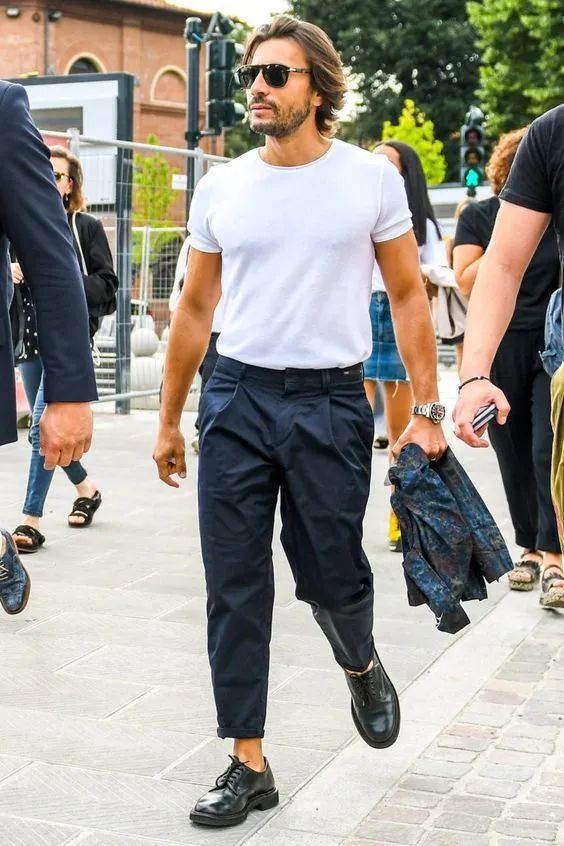 本身西裤和皮鞋就是一个完美的组合,在夏日再搭配一件t恤,造型的百搭