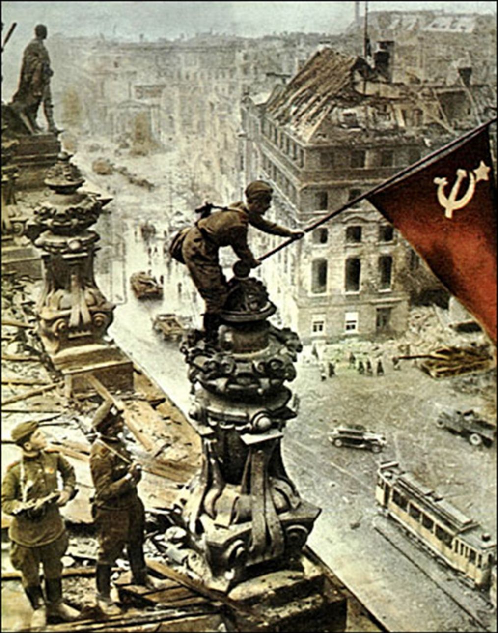 第二次世界大战:苏联红军把标志胜利的红旗插上柏林国会大厦顶