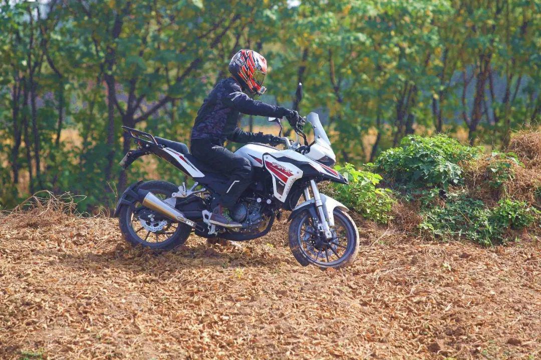 财智评测兼顾公路旅行的小拉力贝纳利小金鹏trk251