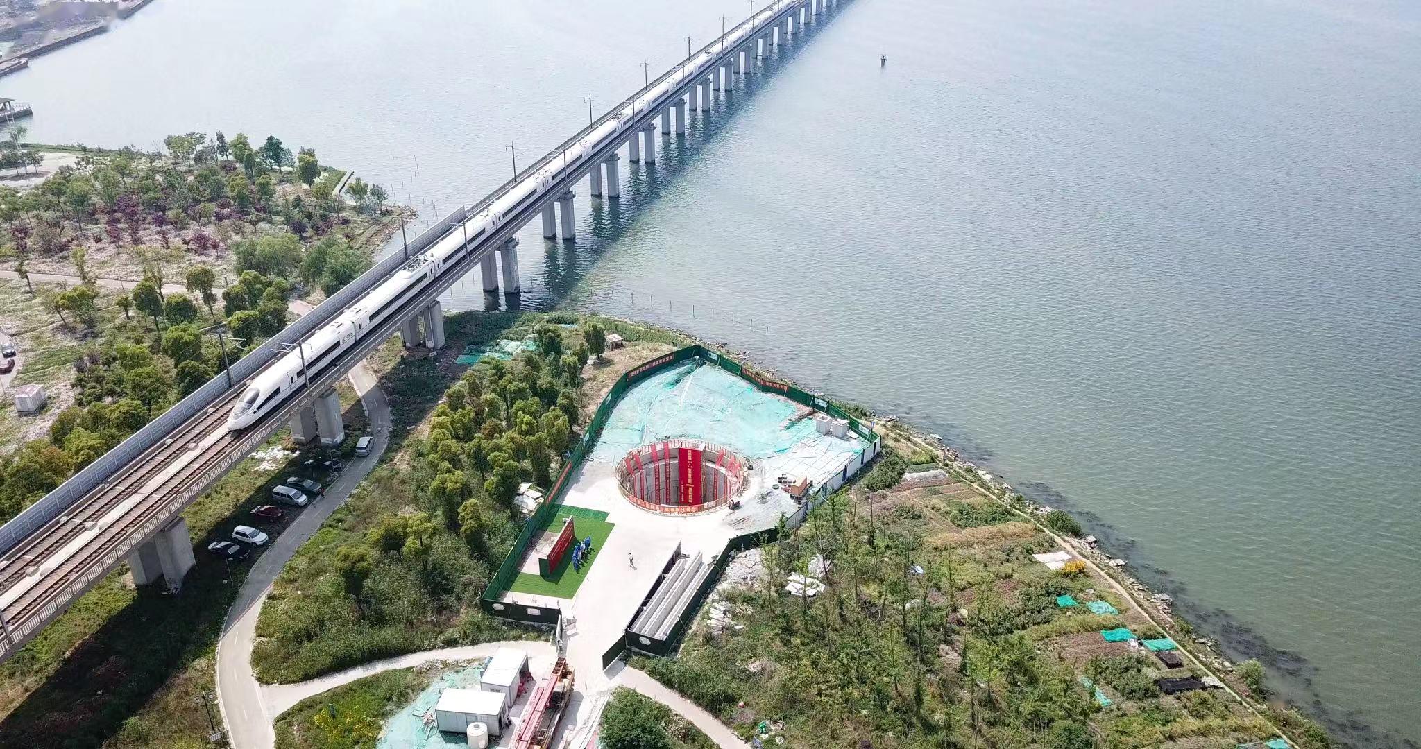 今天,隧道股份上海隧道承建的阳澄湖引水工程3标顶管隧道,实现双线