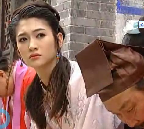 1997年,李小冉拍摄了盖丽丽,曹颖主演的《双凤奇案》,演一个小丫头,与