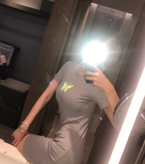 周扬青酒店摆拍秀火辣身材凹凸有致呈s型网友却指责她反咬一口