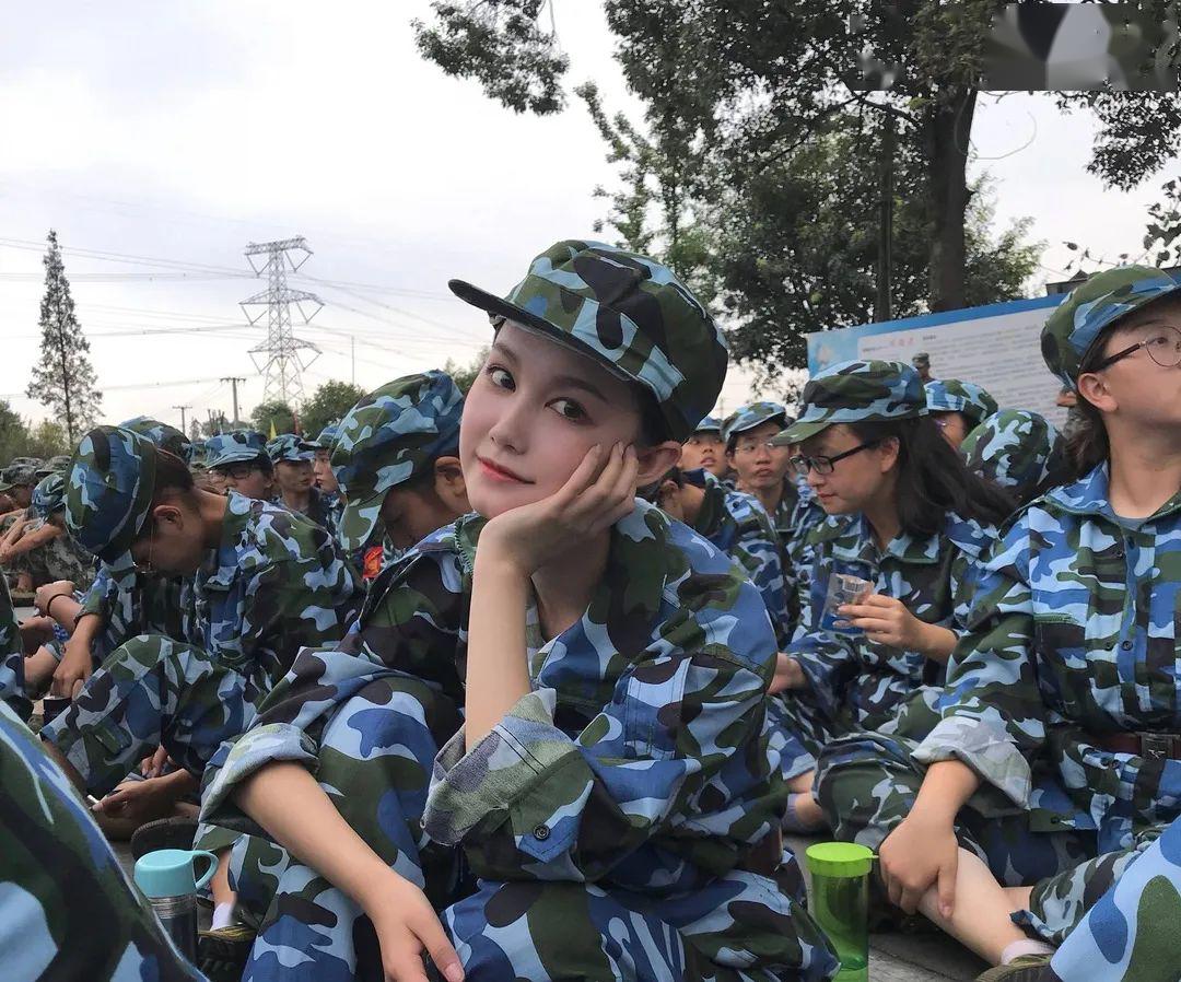 高中时期,王柠萌就开始接拍杂志图当模特了,当时脸上婴儿肥更明显,走