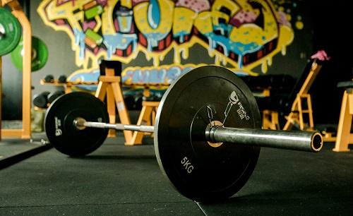 力大无穷!《权游》魔山演员打破纪录硬拉501公斤 年仅31岁身高超2米