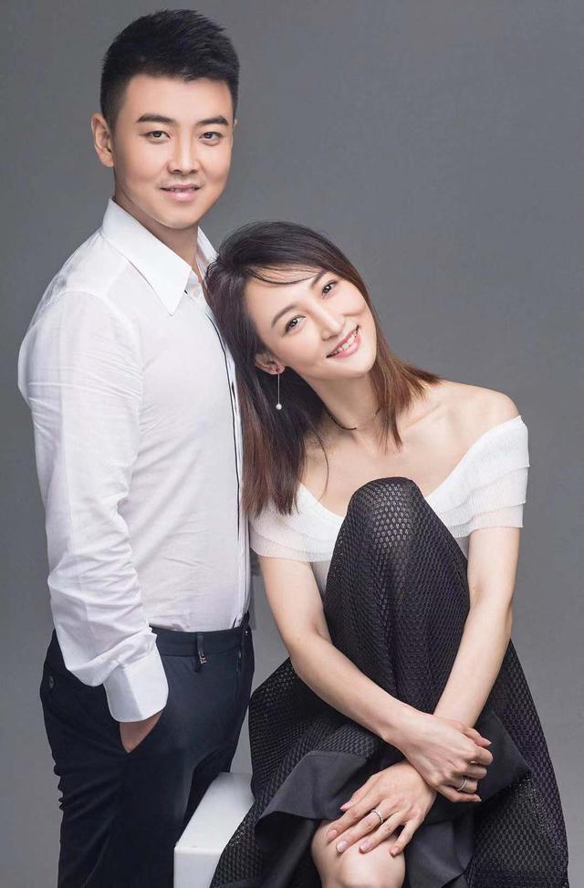 王皓娇妻与男伴"贴身热舞",王皓全程黑脸_闫博雅