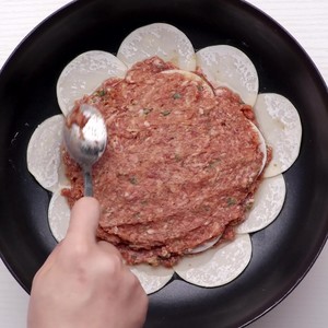 【饺子皮千层肉饼】名门泽佳:不用和面超简单的千层肉饼的做法