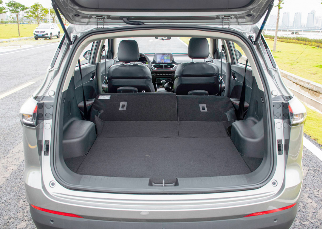 宝骏510后备箱的常规深度为700mm,后排放倒之后的纵深几乎是常规深度