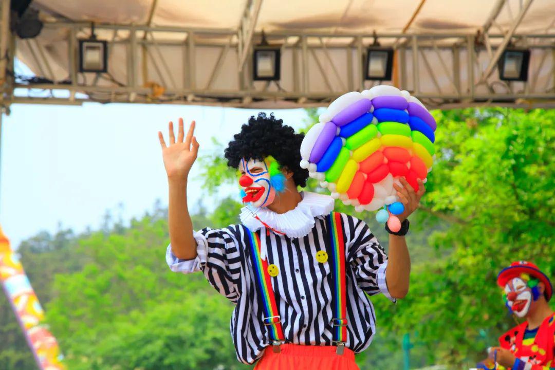 好玩的小丑表演,瞬间点燃全场变魔术,吹气球,还有神秘小礼物都是小丑