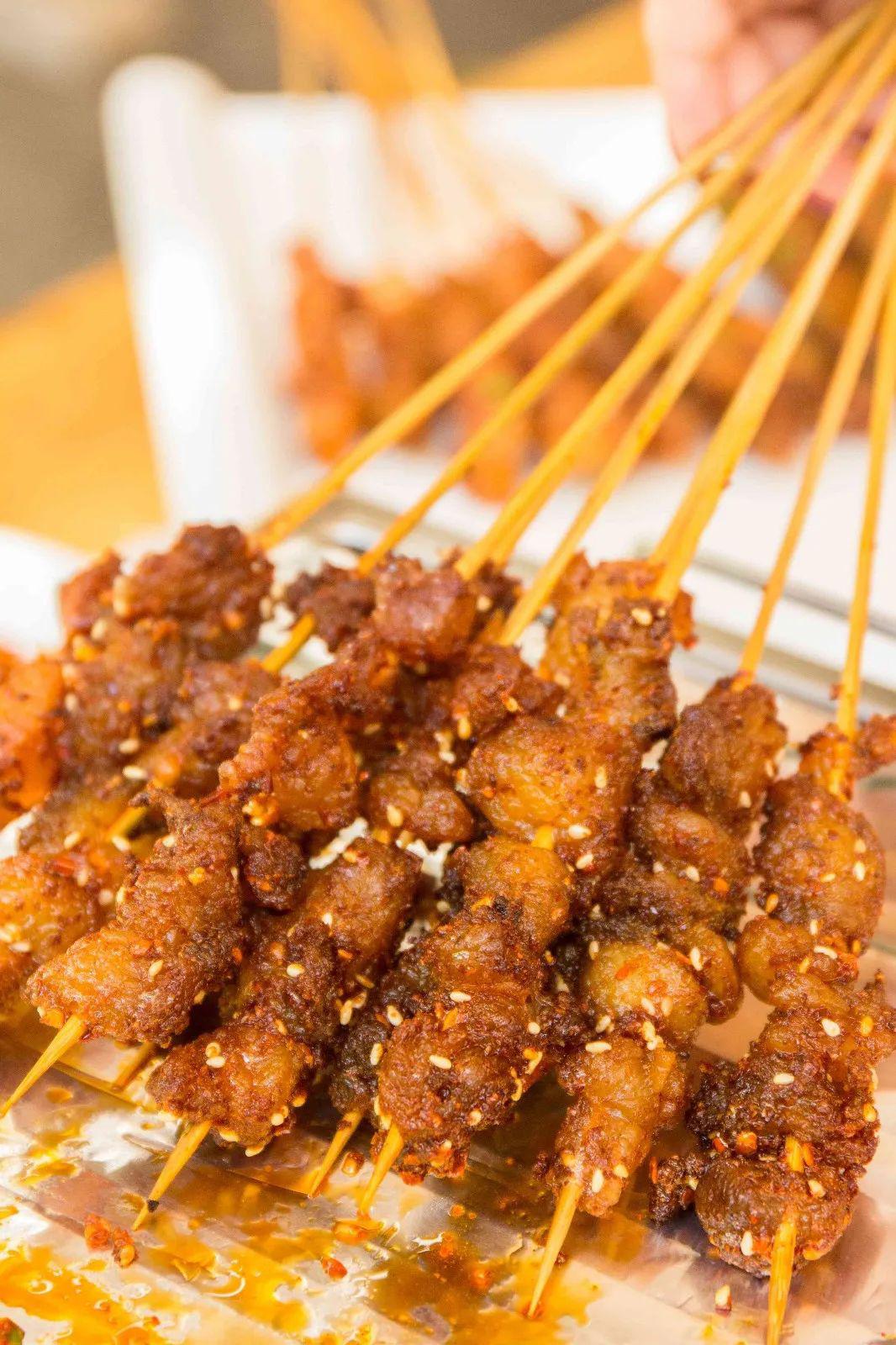 仅需1元的小竹签肉肉质非常细嫩,吃起来鲜嫩略带一点辣味烤的油脂滋滋