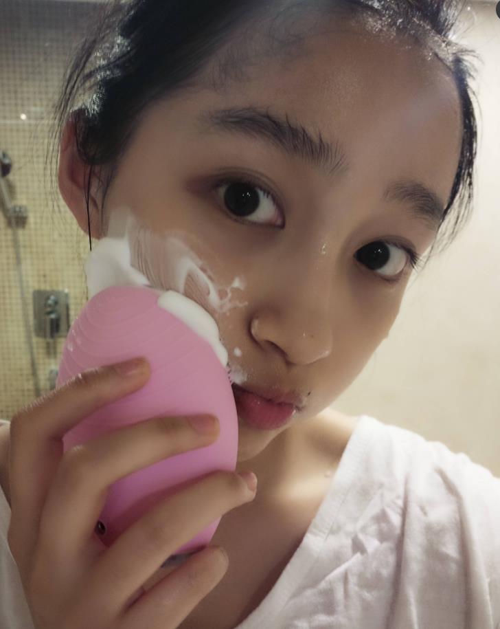 关晓彤在镜头面前洗脸卸妆,素颜直接怼脸拍,终于明白了鹿晗的眼光