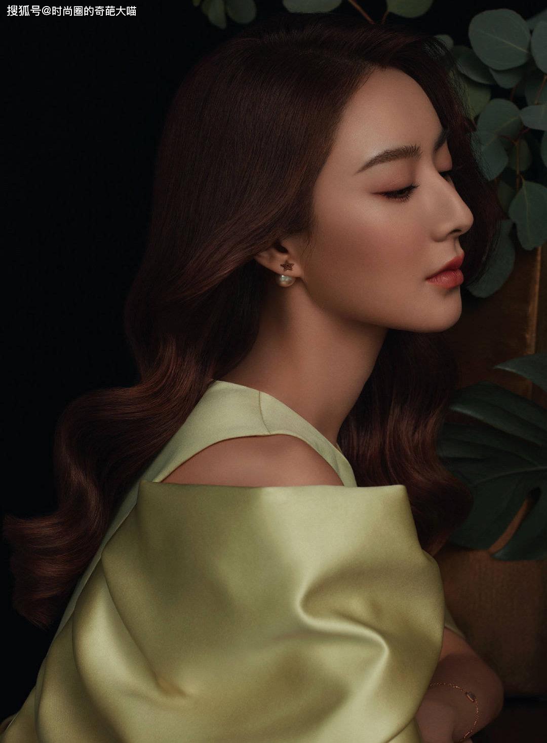 原创薇娅节目杂志上不停精致妆容突显过人美貌与直播间模样大不同