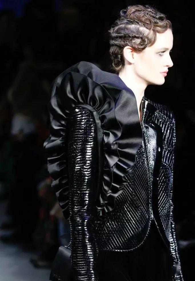 不论是何种造型,如何变化都可以从袖子原型中变化而成:在袖口,袖山,袖