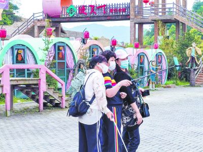福州市台江区副区长郭挺(右三)和东南网主播(左二,右一)等在直播中