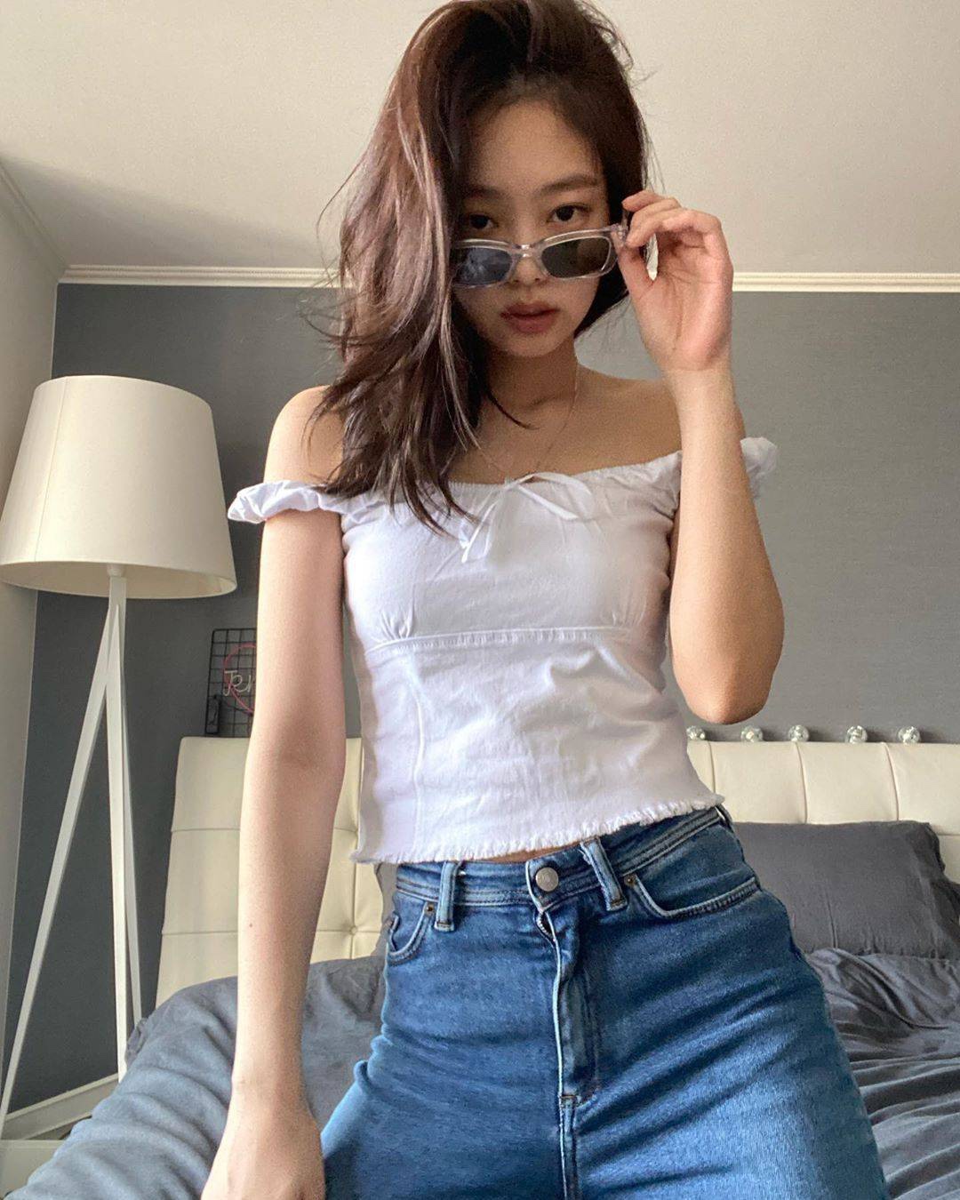 jennie连更私服照曝光,卧室自拍秀长腿,人美就是敢随心所欲_身材
