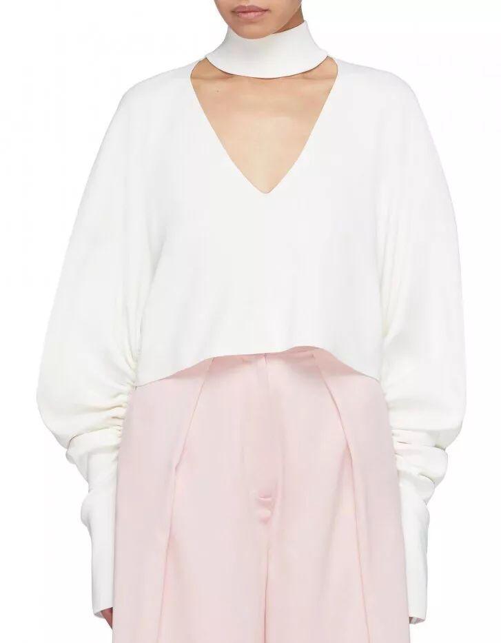 可以从袖子原型中变化而成:在袖口,袖山,袖肘等部位进行省道,褶裥设计