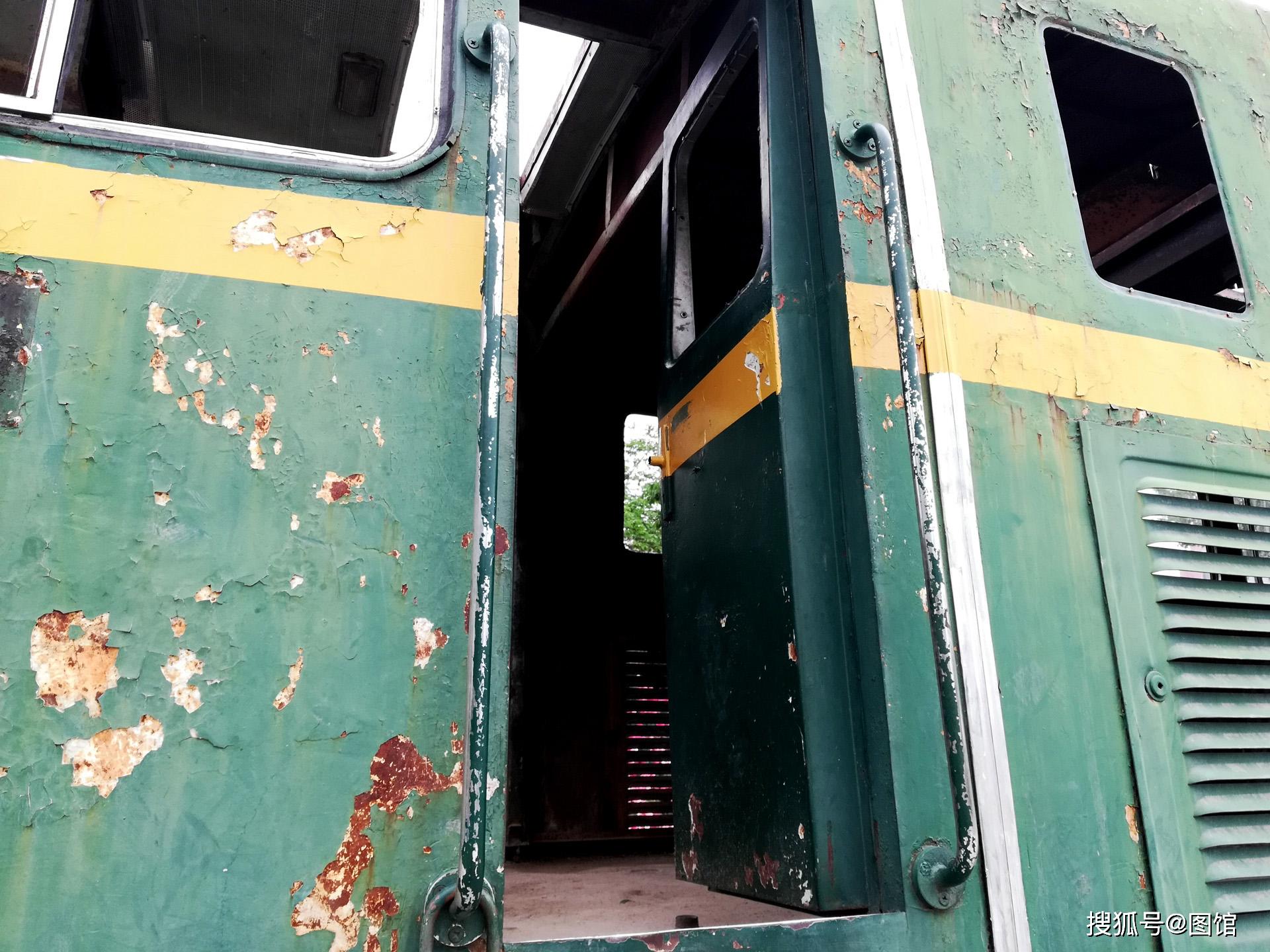 一节旧火车头,成为怀旧景点,许昌人很有创意_车厢