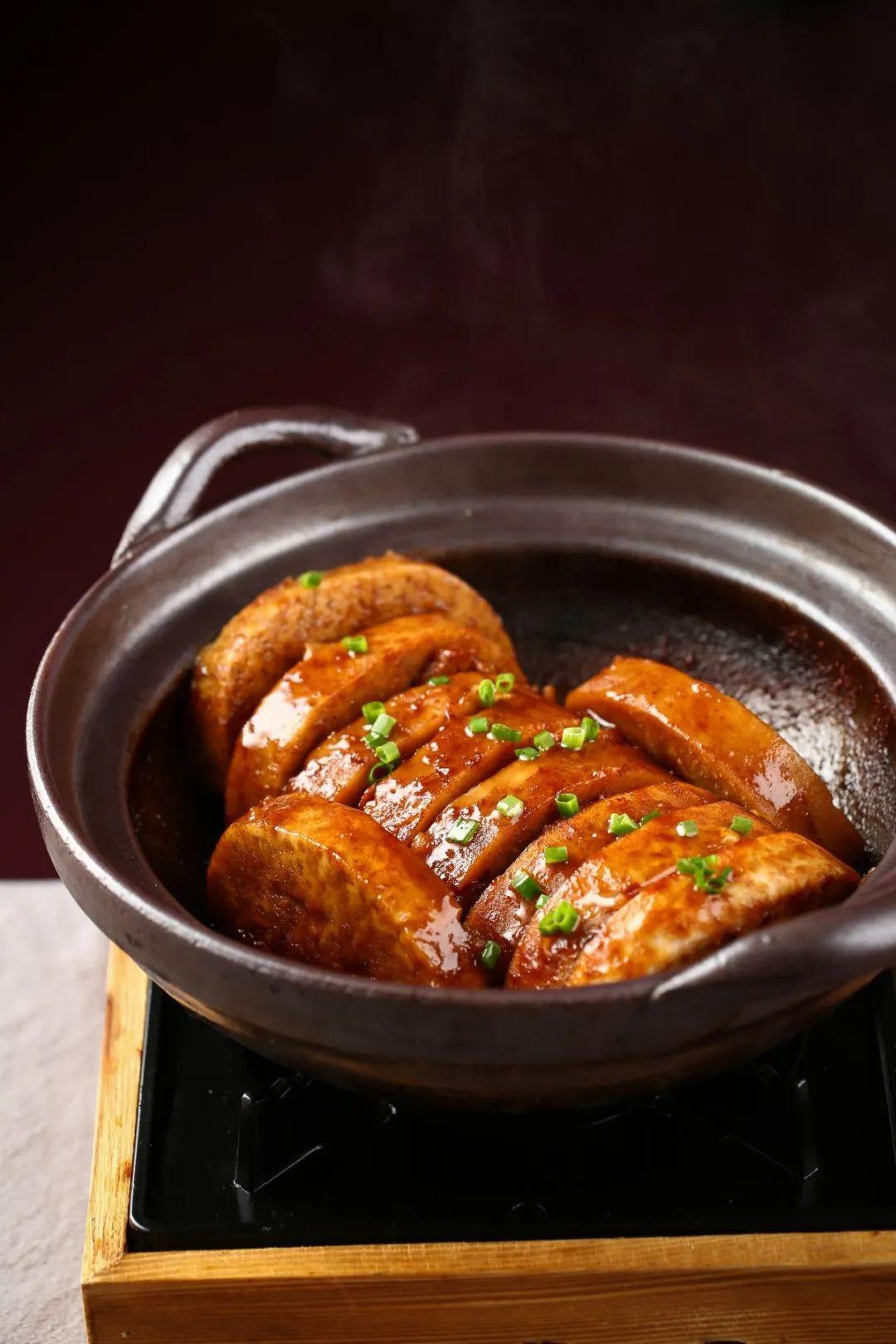 选用广西荔浦县芋头,新鲜空运到达南京,加入秘制酱料,砂锅文火煨制