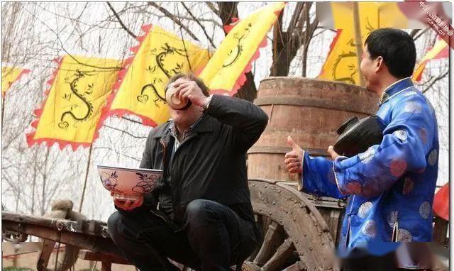 陕西人为什么喜欢蹲着吃面这是古人的智慧多数人不懂