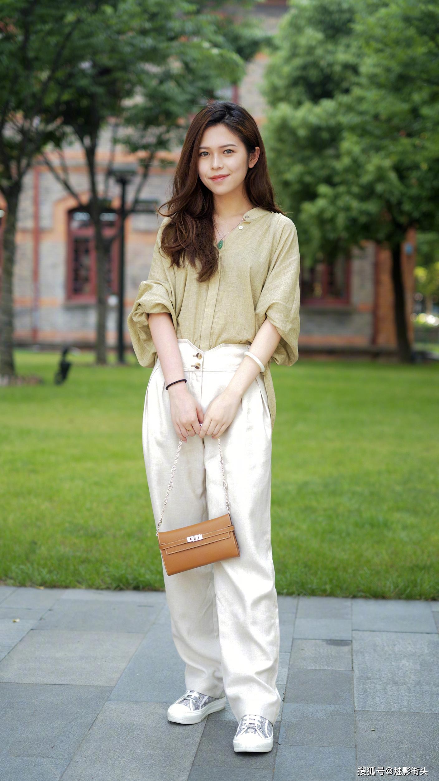 原创炎热的夏季长裤怎么选美女选择飘逸的直筒裤修身显瘦还凉爽