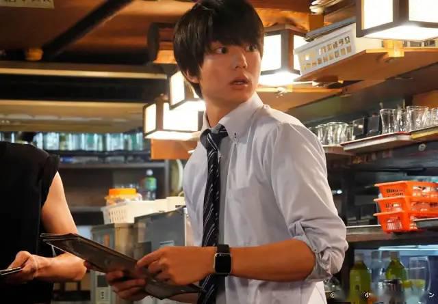 而在新版中,完治由曾经出演《我是大哥大》的伊藤健太郎扮演,莉香由曾