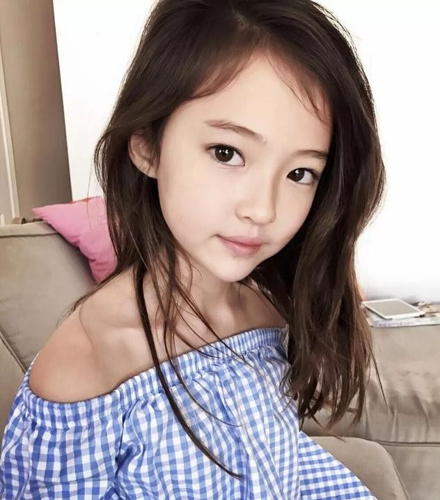 十岁女孩浓妆艳抹低领紧身服家有女儿的宝妈要知道这三件事