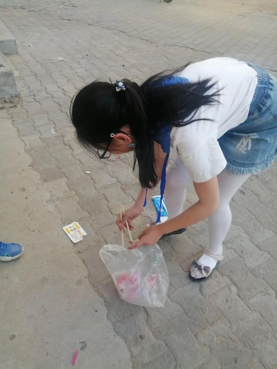 "我一手拿了垃圾袋,一手拿着一次性筷子,在捡垃圾的过程中,我感觉很累