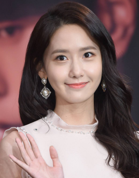 韩国女神林允儿,时尚服饰和珠宝装扮,演绎另类淑女的经典风范