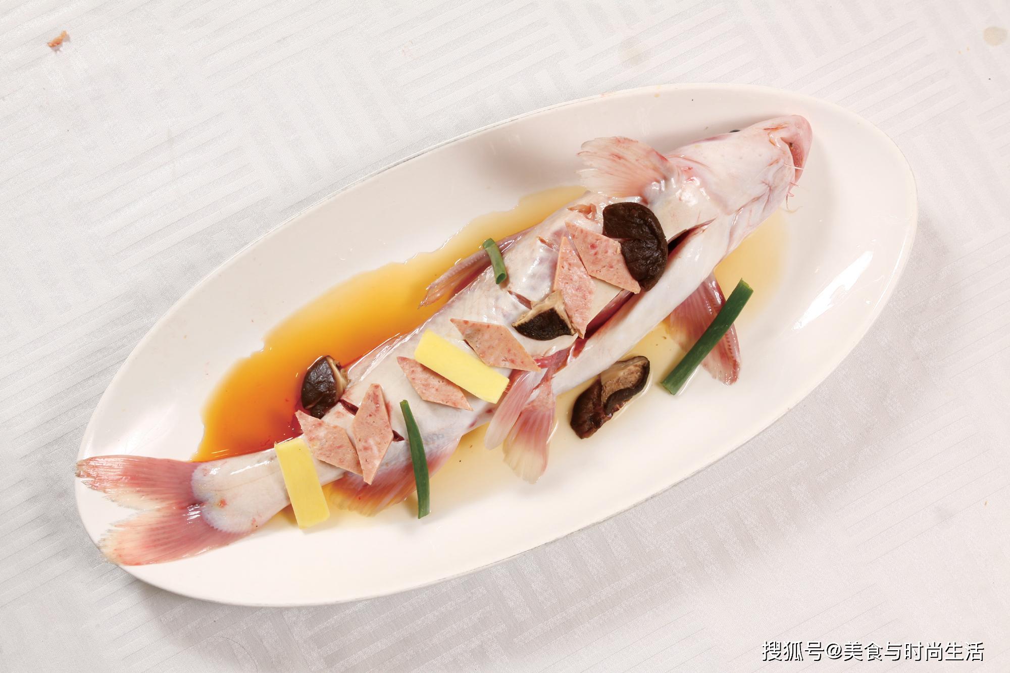 清蒸江团是四川乐山传统名菜这就教你做鱼肉鲜嫩无比