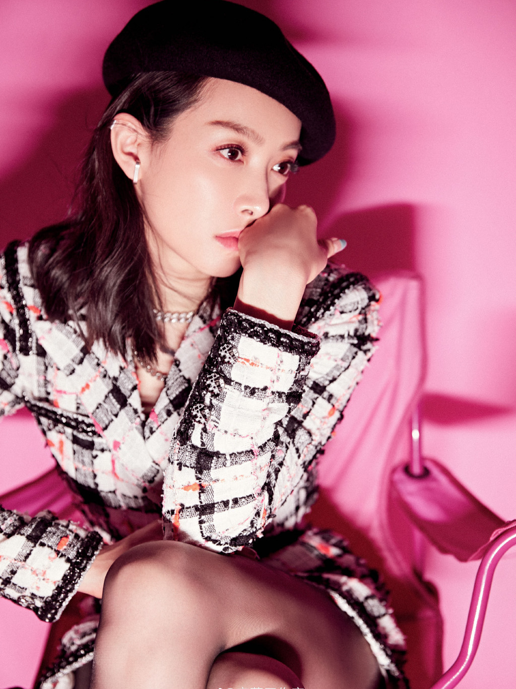 原创宋茜高颜值任性身穿一身黑色连衣裙献唱洋气时髦这身材绝了