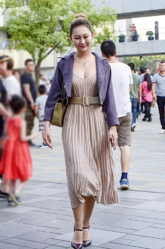 美女街拍:吊带裙搭配,穿出浓浓女人味!